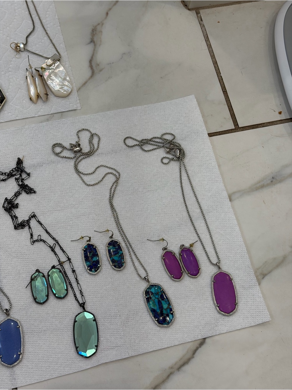 Assorted Kendra Scott Earrings & Necklace Sets - Picture 5 of 10